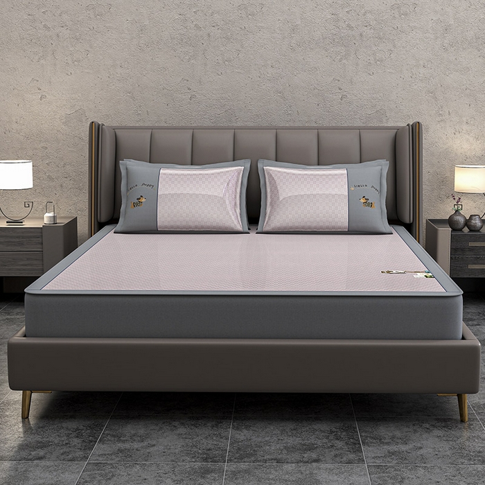 91家纺网 家纺一手货源 找家纺 小牛席业 2026新款棋盘格冰丝腊肠狗贴布绣冰丝席席子凉席-床笠款 粉色