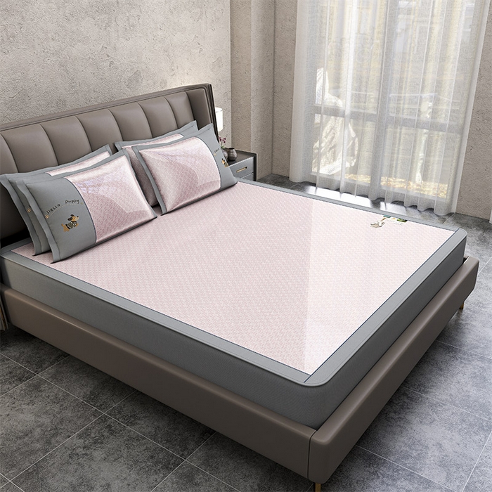 91家纺网 家纺一手货源 找家纺 小牛席业 2026新款棋盘格冰丝腊肠狗贴布绣冰丝席席子凉席-床笠款 粉色