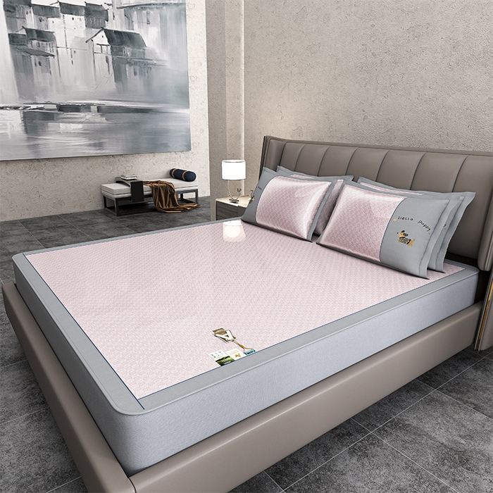 91家纺网 家纺一手货源 找家纺 小牛席业 2026新款棋盘格冰丝腊肠狗贴布绣冰丝席席子凉席-床笠款 粉色