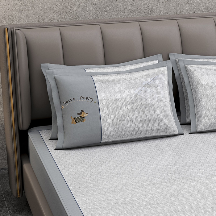 91家纺网 家纺一手货源 找家纺 小牛席业 2026新款棋盘格冰丝腊肠狗贴布绣冰丝席席子凉席-床笠款 灰色