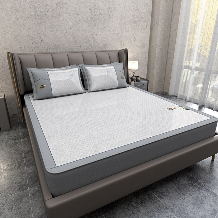 91家纺网 家纺一手货源 找家纺 小牛席业 2026新款棋盘格冰丝腊肠狗贴布绣冰丝席席子凉席-床笠款 灰色