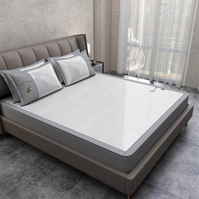 91家纺网 家纺一手货源 找家纺 小牛席业 2026新款棋盘格冰丝腊肠狗贴布绣冰丝席席子凉席-床笠款 灰色