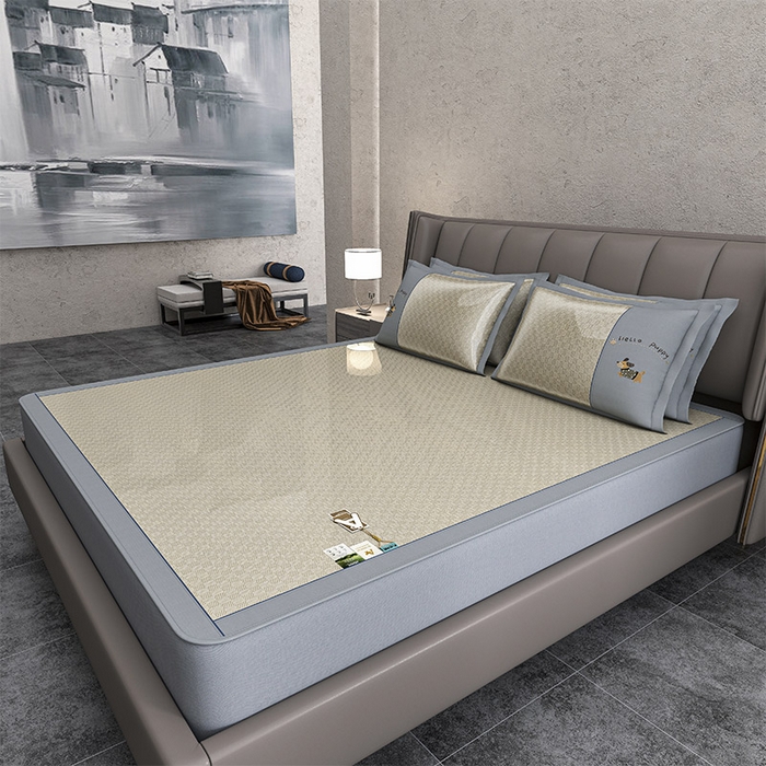 91家纺网 家纺一手货源 找家纺 小牛席业 2026新款棋盘格冰丝腊肠狗贴布绣冰丝席席子凉席-床笠款 咖色