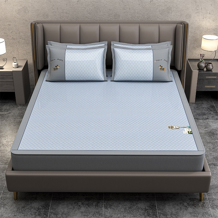 91家纺网 家纺一手货源 找家纺 小牛席业 2026新款棋盘格冰丝腊肠狗贴布绣冰丝席席子凉席-床笠款 蓝色