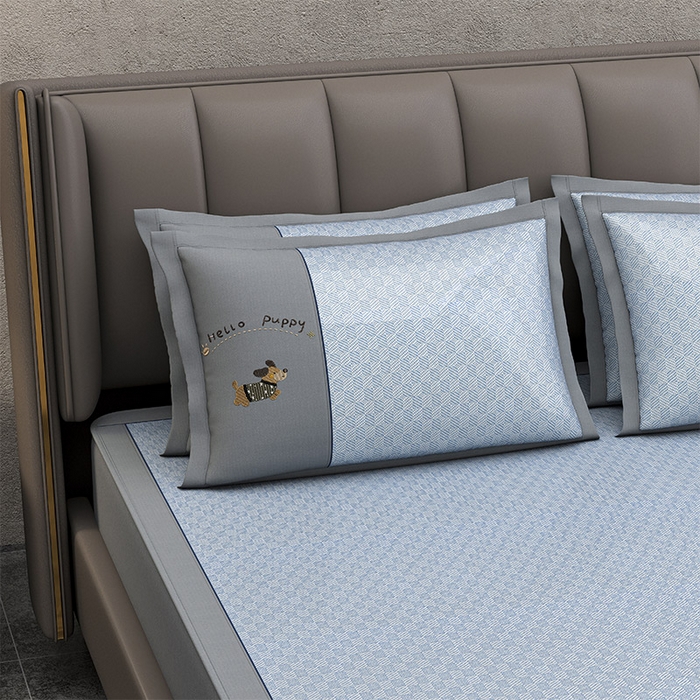 91家纺网 家纺一手货源 找家纺 小牛席业 2026新款棋盘格冰丝腊肠狗贴布绣冰丝席席子凉席-床笠款 蓝色