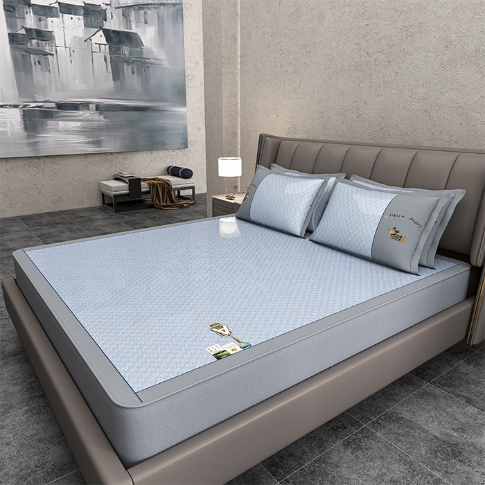 91家纺网 家纺一手货源 找家纺 小牛席业 2026新款棋盘格冰丝腊肠狗贴布绣冰丝席席子凉席-床笠款 蓝色