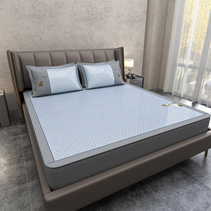 91家纺网 家纺一手货源 找家纺 小牛席业 2026新款棋盘格冰丝腊肠狗贴布绣冰丝席席子凉席-床笠款 蓝色