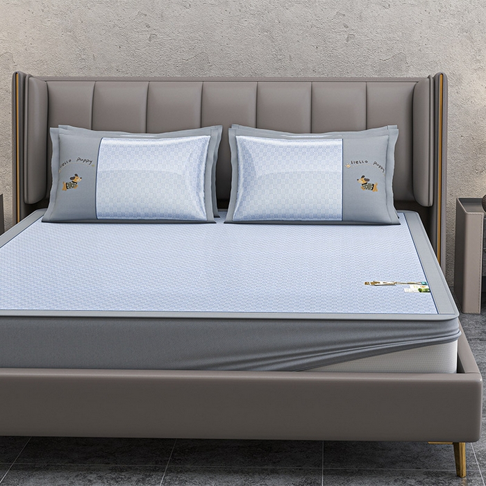 91家纺网 家纺一手货源 找家纺 小牛席业 2026新款棋盘格冰丝腊肠狗贴布绣冰丝席席子凉席-床笠款 蓝色