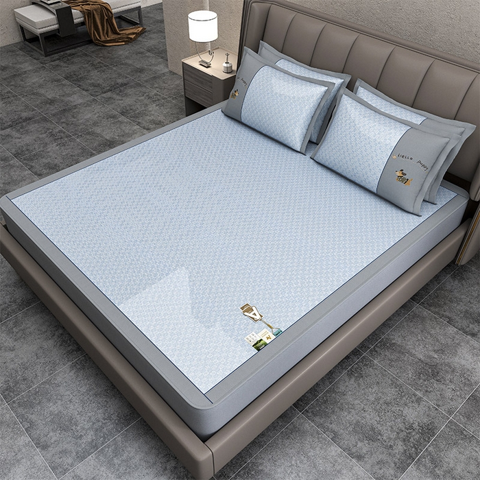 91家纺网 家纺一手货源 找家纺 小牛席业 2026新款棋盘格冰丝腊肠狗贴布绣冰丝席席子凉席-床笠款 蓝色