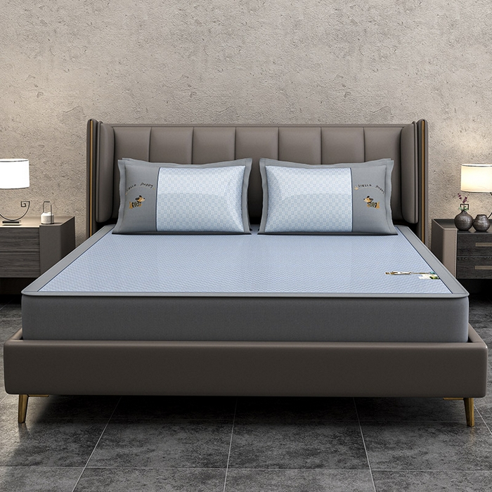 91家纺网 家纺一手货源 找家纺 小牛席业 2026新款棋盘格冰丝腊肠狗贴布绣冰丝席席子凉席-床笠款 蓝色