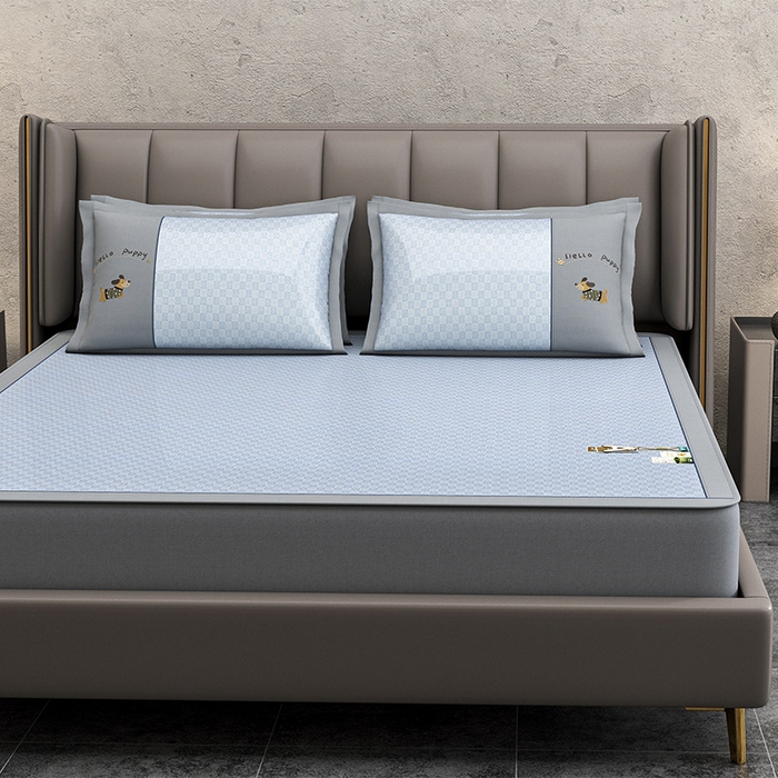 91家纺网 家纺一手货源 找家纺 小牛席业 2026新款棋盘格冰丝腊肠狗贴布绣冰丝席席子凉席-床笠款 蓝色