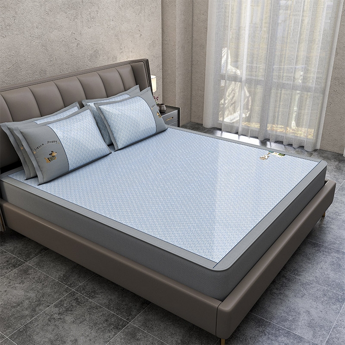 91家纺网 家纺一手货源 找家纺 小牛席业 2026新款棋盘格冰丝腊肠狗贴布绣冰丝席席子凉席-床笠款 蓝色