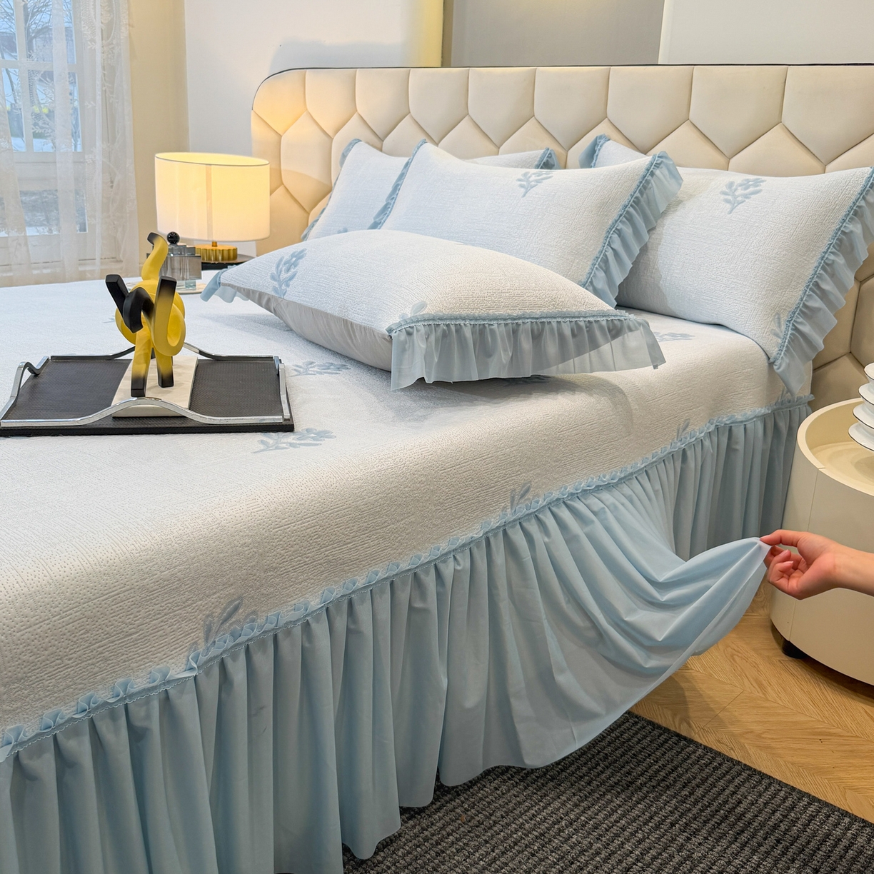 91家纺网 家纺一手货源 找家纺 六合家纺 2026春夏新款A类凉感高分子床裙款凉席三件套-云絮茉香 云絮茉香-蓝色