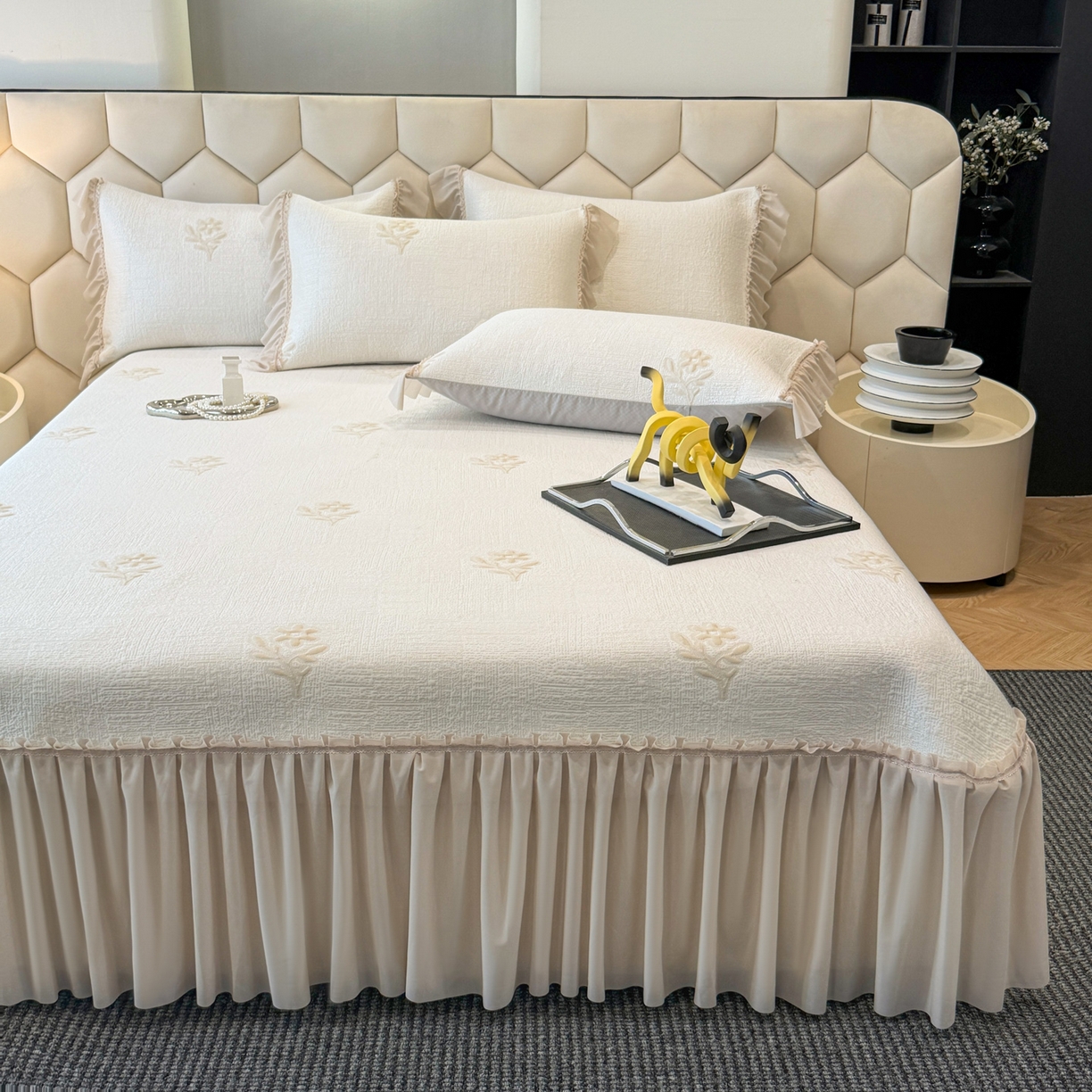 91家纺网 家纺一手货源 找家纺 六合家纺 2026春夏新款A类凉感高分子床裙款凉席三件套-云絮茉香 云絮茉香-香槟色