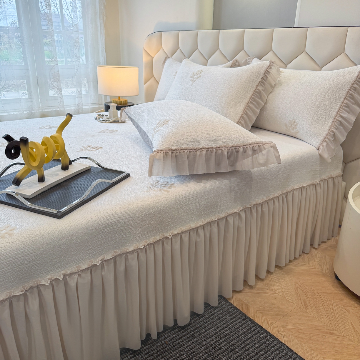 91家纺网 家纺一手货源 找家纺 六合家纺 2026春夏新款A类凉感高分子床裙款凉席三件套-云絮茉香 云絮茉香-香槟色