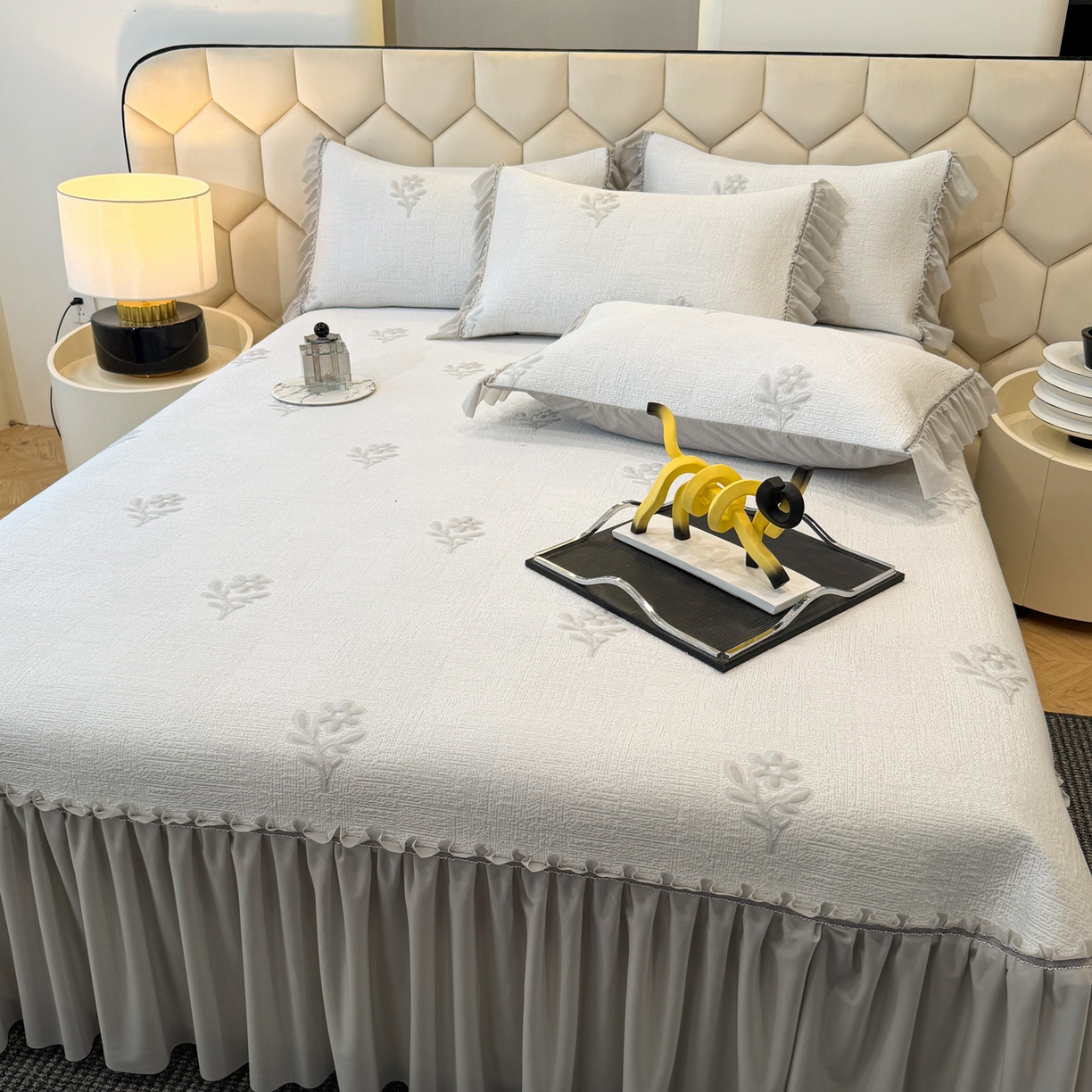 91家纺网 家纺一手货源 找家纺 六合家纺 2026春夏新款A类凉感高分子床裙款凉席三件套-云絮茉香 云絮茉香-灰色