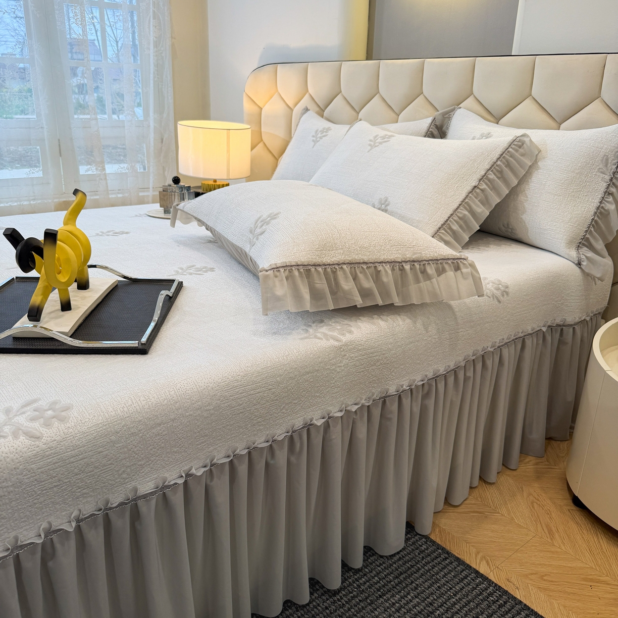 91家纺网 家纺一手货源 找家纺 六合家纺 2026春夏新款A类凉感高分子床裙款凉席三件套-云絮茉香 云絮茉香-灰色