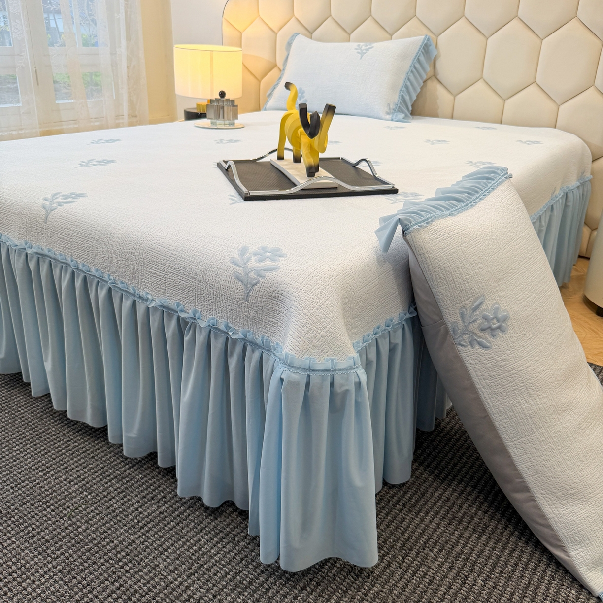 91家纺网 家纺一手货源 找家纺 六合家纺 2026春夏新款A类凉感高分子床裙款凉席三件套-云絮茉香 云絮茉香-蓝色