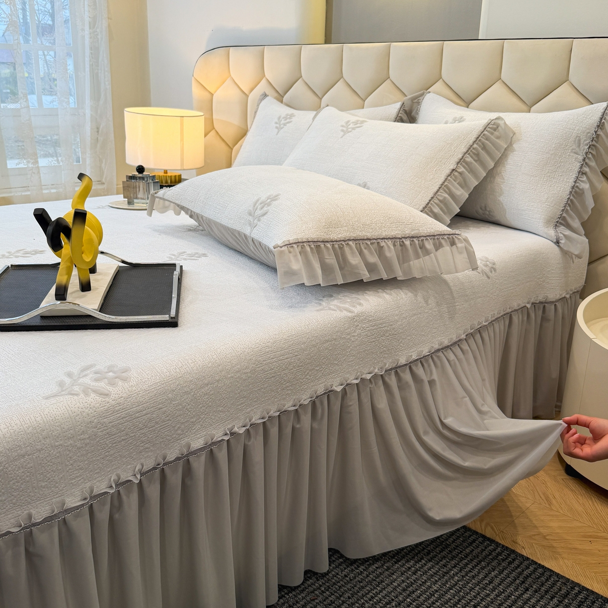 91家纺网 家纺一手货源 找家纺 六合家纺 2026春夏新款A类凉感高分子床裙款凉席三件套-云絮茉香 云絮茉香-灰色