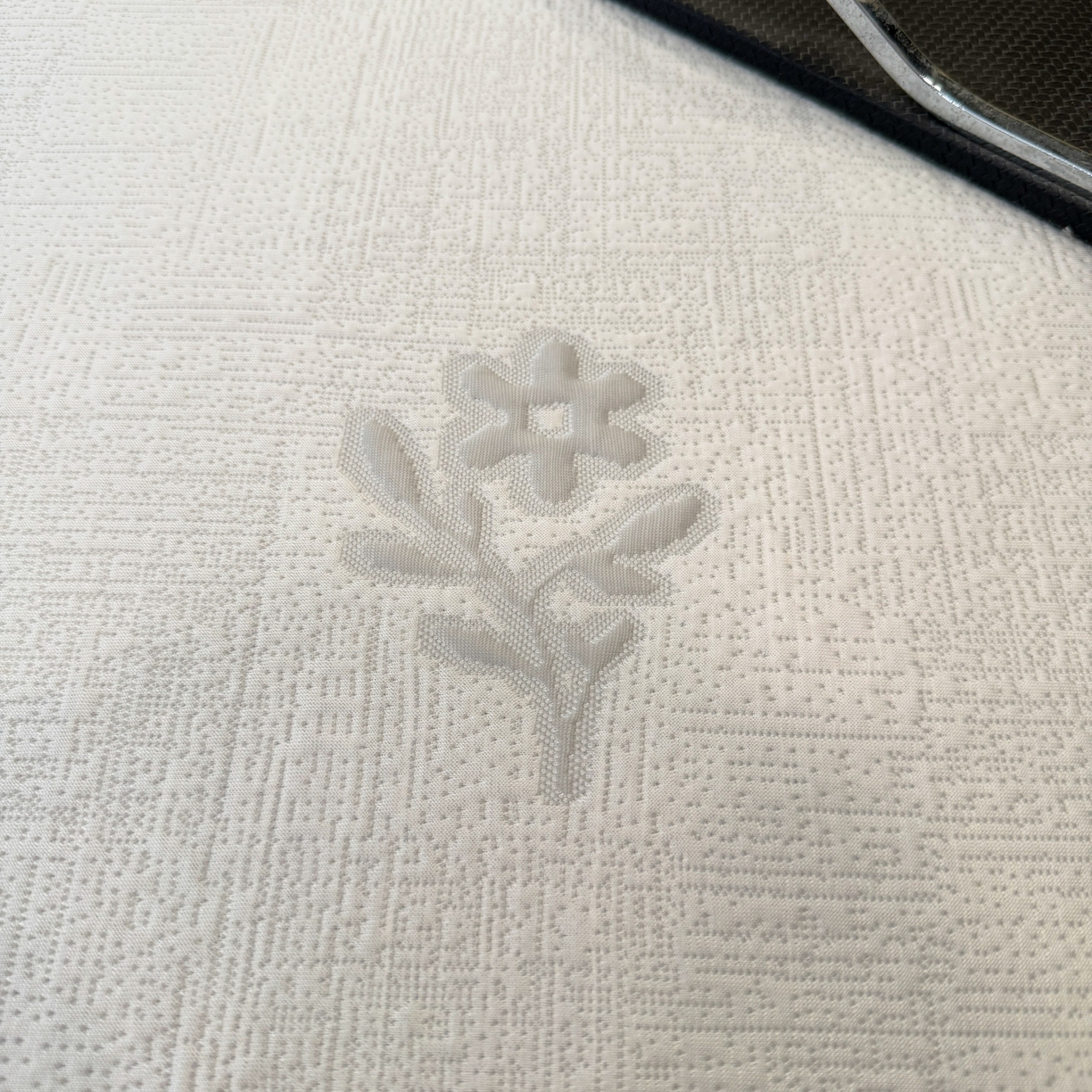 91家纺网 家纺一手货源 找家纺 六合家纺 2026春夏新款A类凉感高分子床裙款凉席三件套-云絮茉香 云絮茉香-灰色