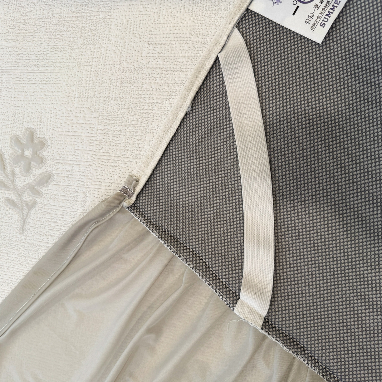 91家纺网 家纺一手货源 找家纺 六合家纺 2026春夏新款A类凉感高分子床裙款凉席三件套-云絮茉香 云絮茉香-灰色