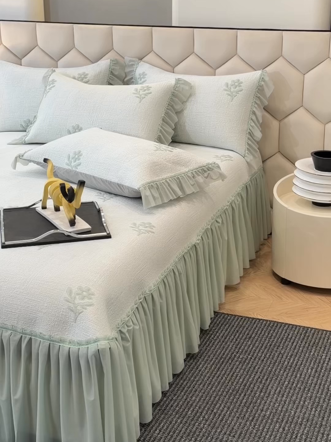 91家纺网 家纺一手货源 找家纺 六合家纺 2026春夏新款A类凉感高分子床裙款凉席三件套-云絮茉香 云絮茉香-绿色