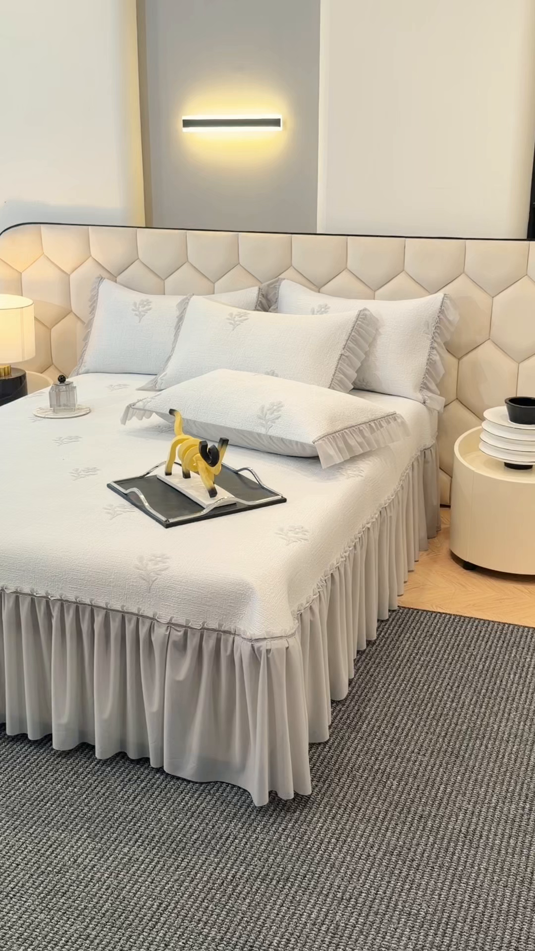 91家纺网 家纺一手货源 找家纺 六合家纺 2026春夏新款A类凉感高分子床裙款凉席三件套-云絮茉香 云絮茉香-灰色