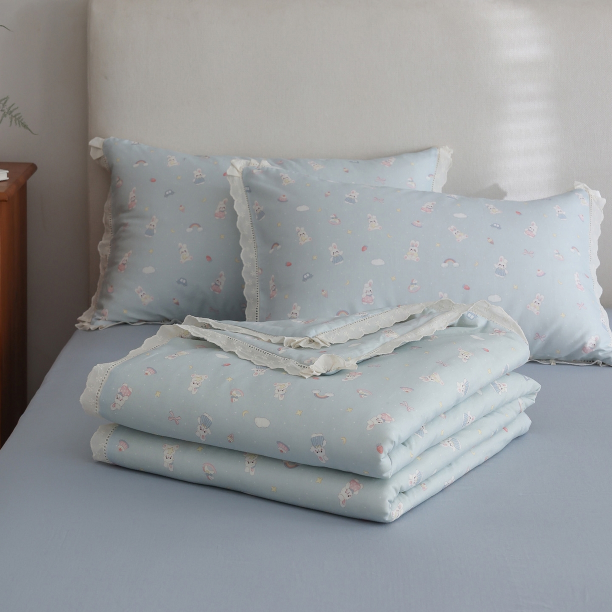 万盛家纺 2026新款全棉双层纱花边印花夏被空调被夏凉被 兔子欢喜