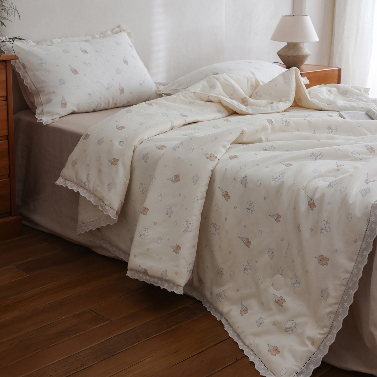 91家纺网 家纺一手货源 找家纺 万盛家纺 2026新款全棉双层纱花边印花夏被空调被夏凉被 小吉象