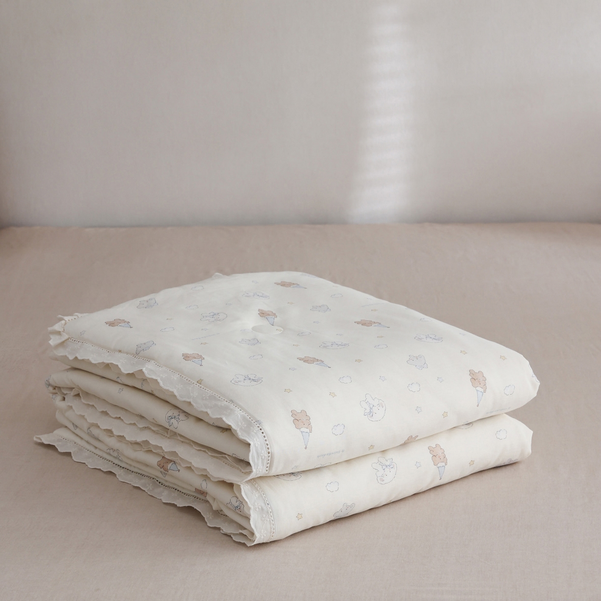 91家纺网 家纺一手货源 找家纺 万盛家纺 2026新款全棉双层纱花边印花夏被空调被夏凉被 小吉象