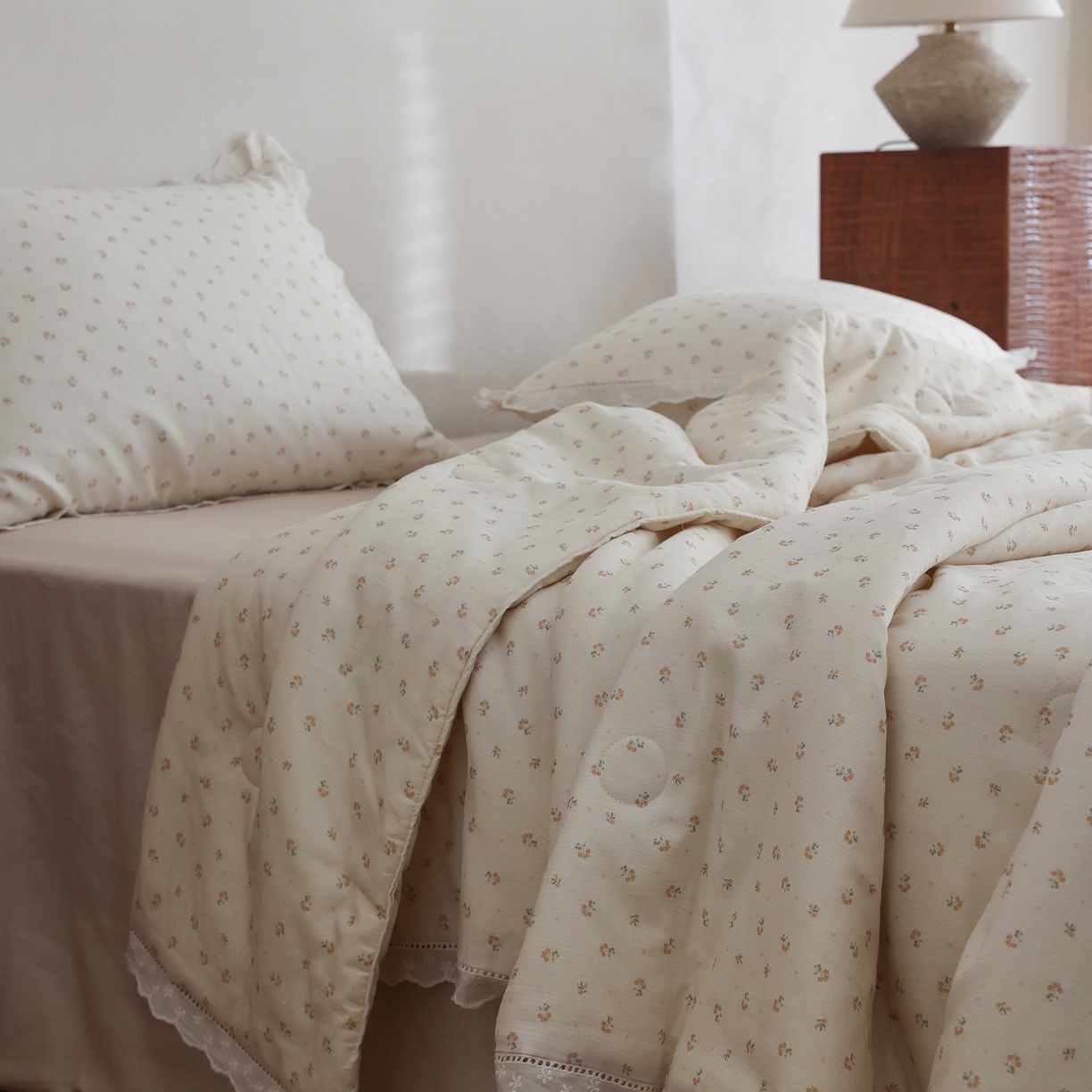 91家纺网 家纺一手货源 找家纺 万盛家纺 2026新款全棉双层纱花边印花夏被空调被夏凉被 浅陌