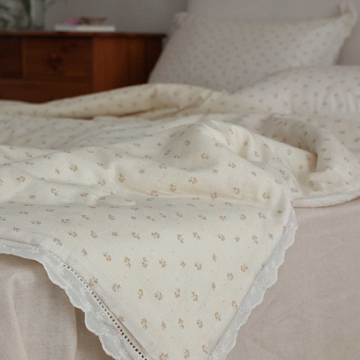 91家纺网 家纺一手货源 找家纺 万盛家纺 2026新款全棉双层纱花边印花夏被空调被夏凉被 浅陌