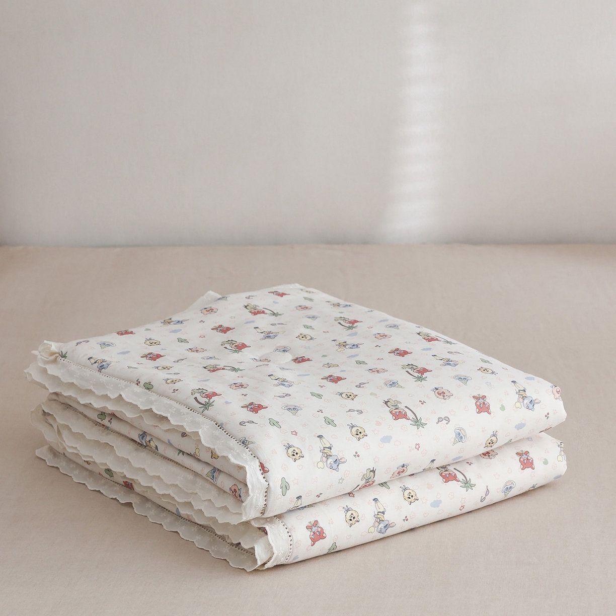 91家纺网 家纺一手货源 找家纺 万盛家纺 2026新款全棉双层纱花边印花夏被空调被夏凉被 动物城