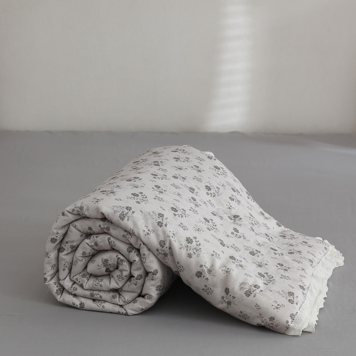 91家纺网 家纺一手货源 找家纺 万盛家纺 2026新款全棉双层纱花边印花夏被空调被夏凉被 月落昙华