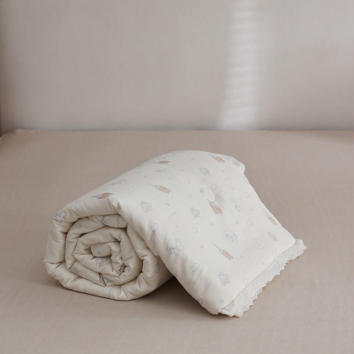 91家纺网 家纺一手货源 找家纺 万盛家纺 2026新款全棉双层纱花边印花夏被空调被夏凉被 小吉象