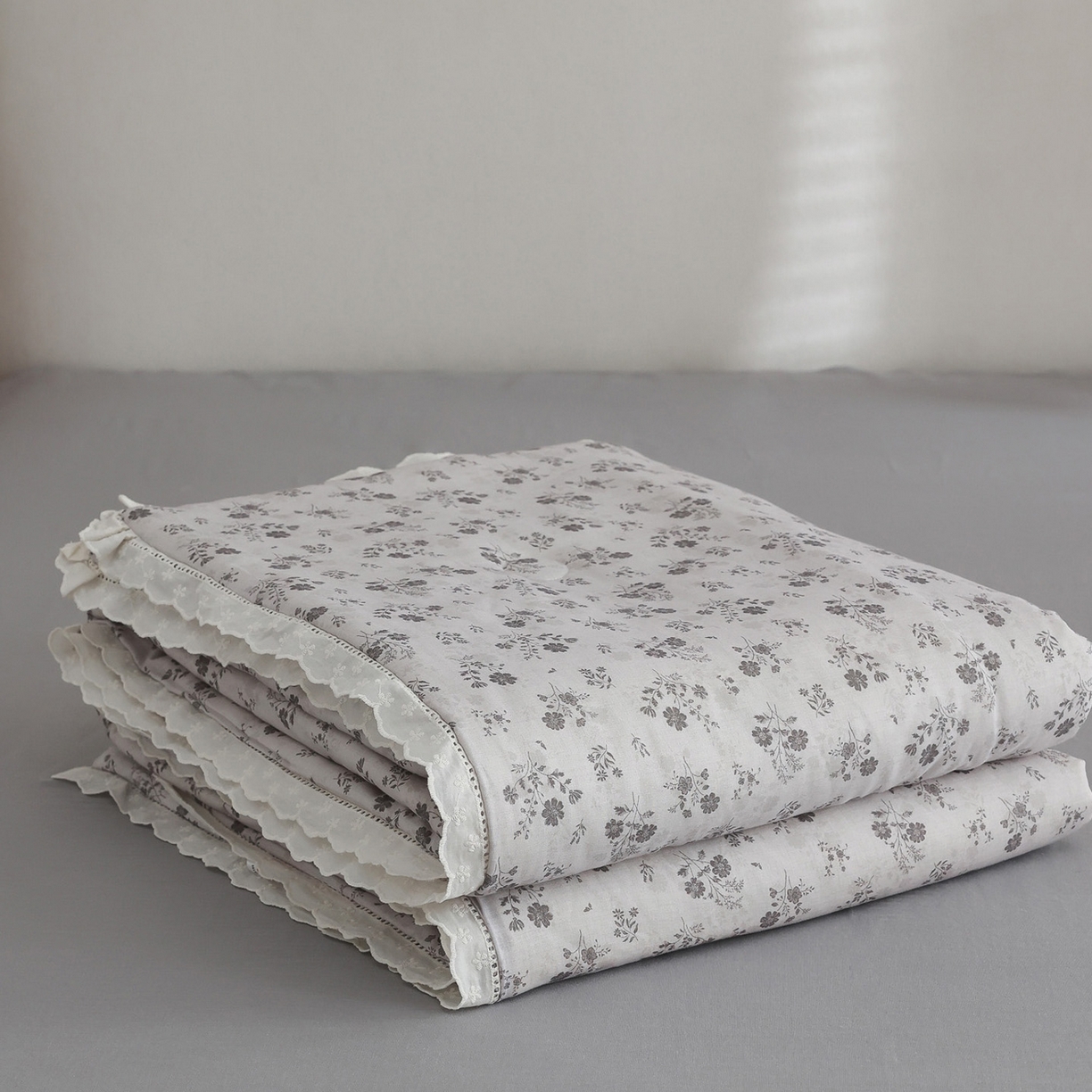 91家纺网 家纺一手货源 找家纺 万盛家纺 2026新款全棉双层纱花边印花夏被空调被夏凉被 月落昙华