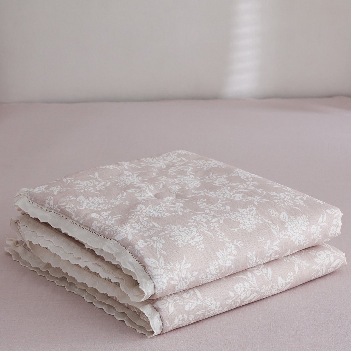 91家纺网 家纺一手货源 找家纺 万盛家纺 2026新款全棉双层纱花边印花夏被空调被夏凉被 简悦