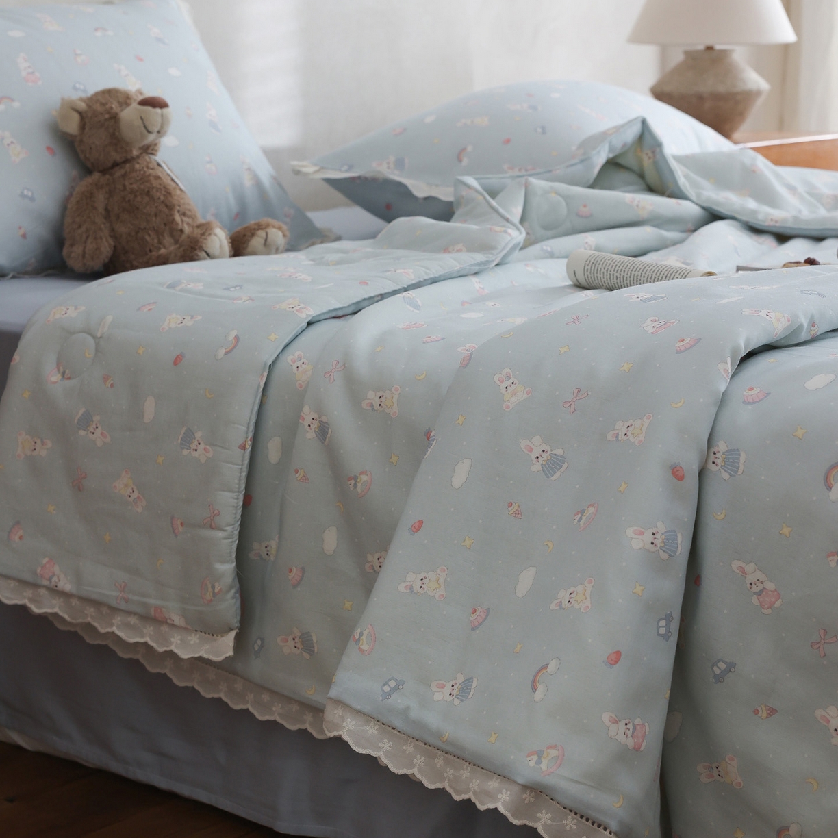 91家纺网 家纺一手货源 找家纺 万盛家纺 2026新款全棉双层纱花边印花夏被空调被夏凉被 兔子欢喜