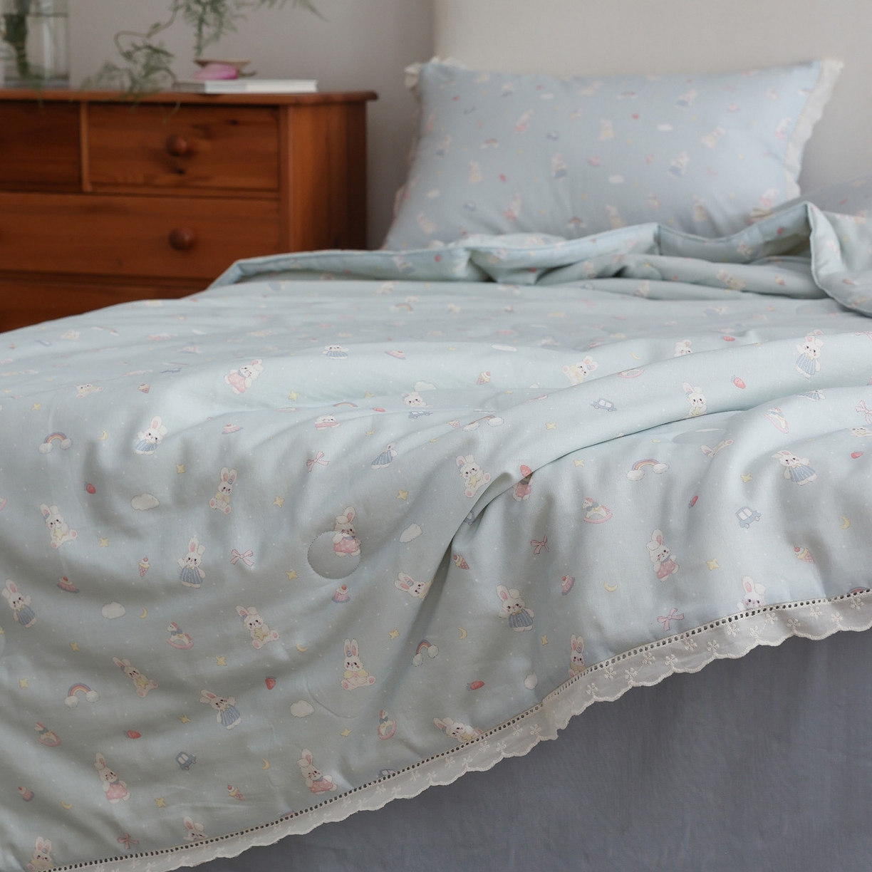 91家纺网 家纺一手货源 找家纺 万盛家纺 2026新款全棉双层纱花边印花夏被空调被夏凉被 兔子欢喜