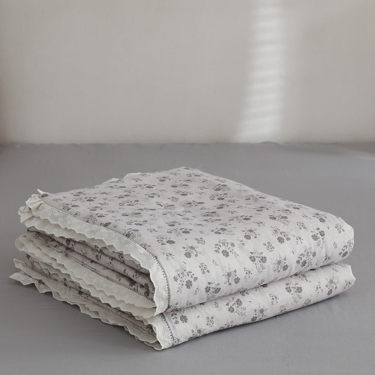 91家纺网 家纺一手货源 找家纺 万盛家纺 2026新款全棉双层纱花边印花夏被空调被夏凉被 月落昙华