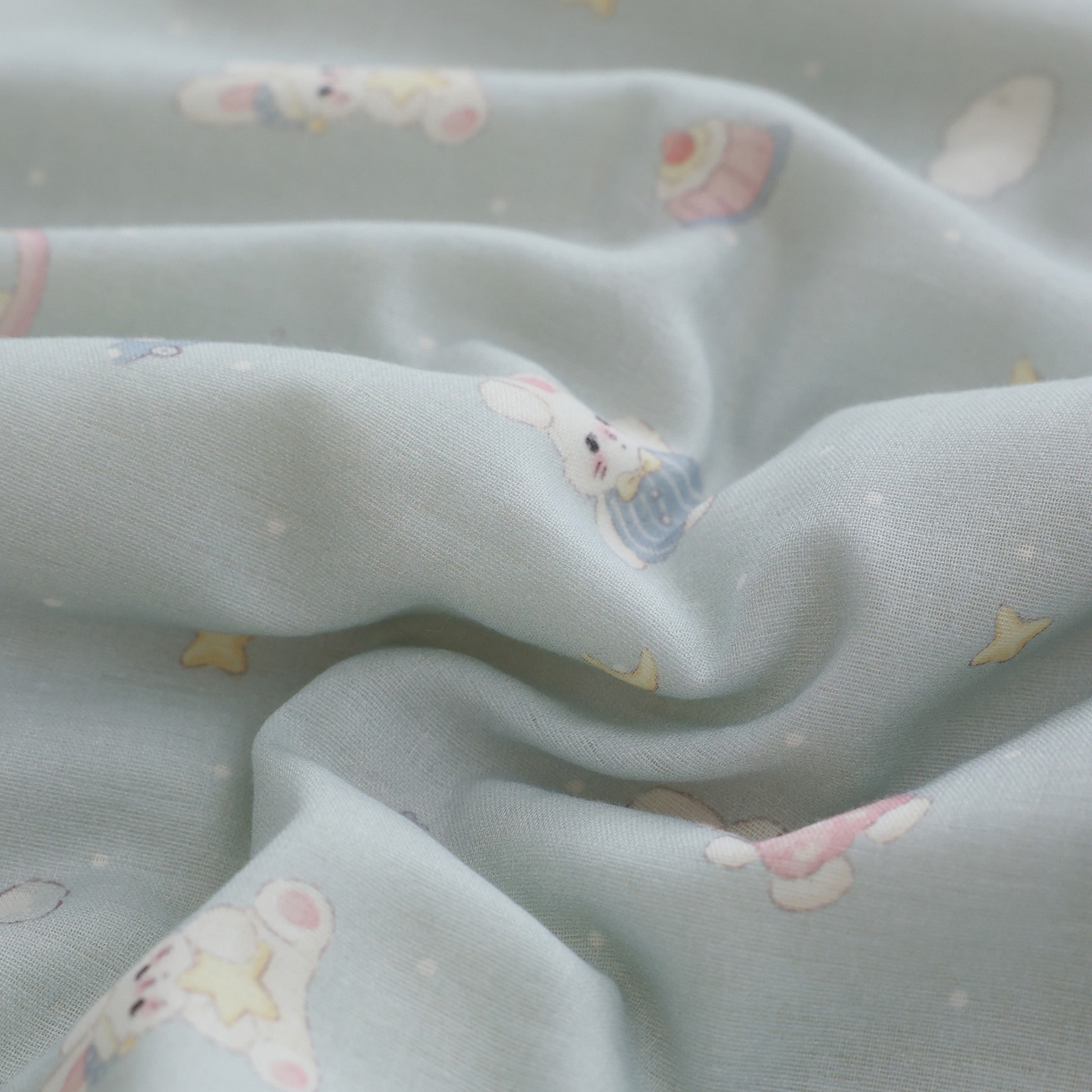 91家纺网 家纺一手货源 找家纺 万盛家纺 2026新款全棉双层纱花边印花夏被空调被夏凉被 兔子欢喜