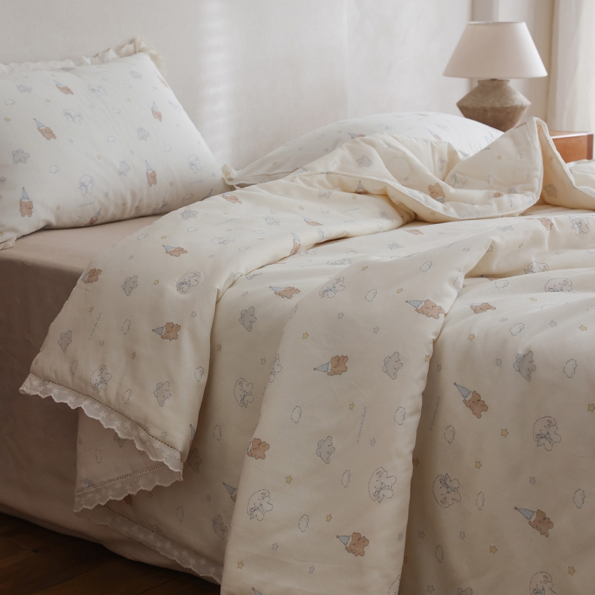 91家纺网 家纺一手货源 找家纺 万盛家纺 2026新款全棉双层纱花边印花夏被空调被夏凉被 小吉象