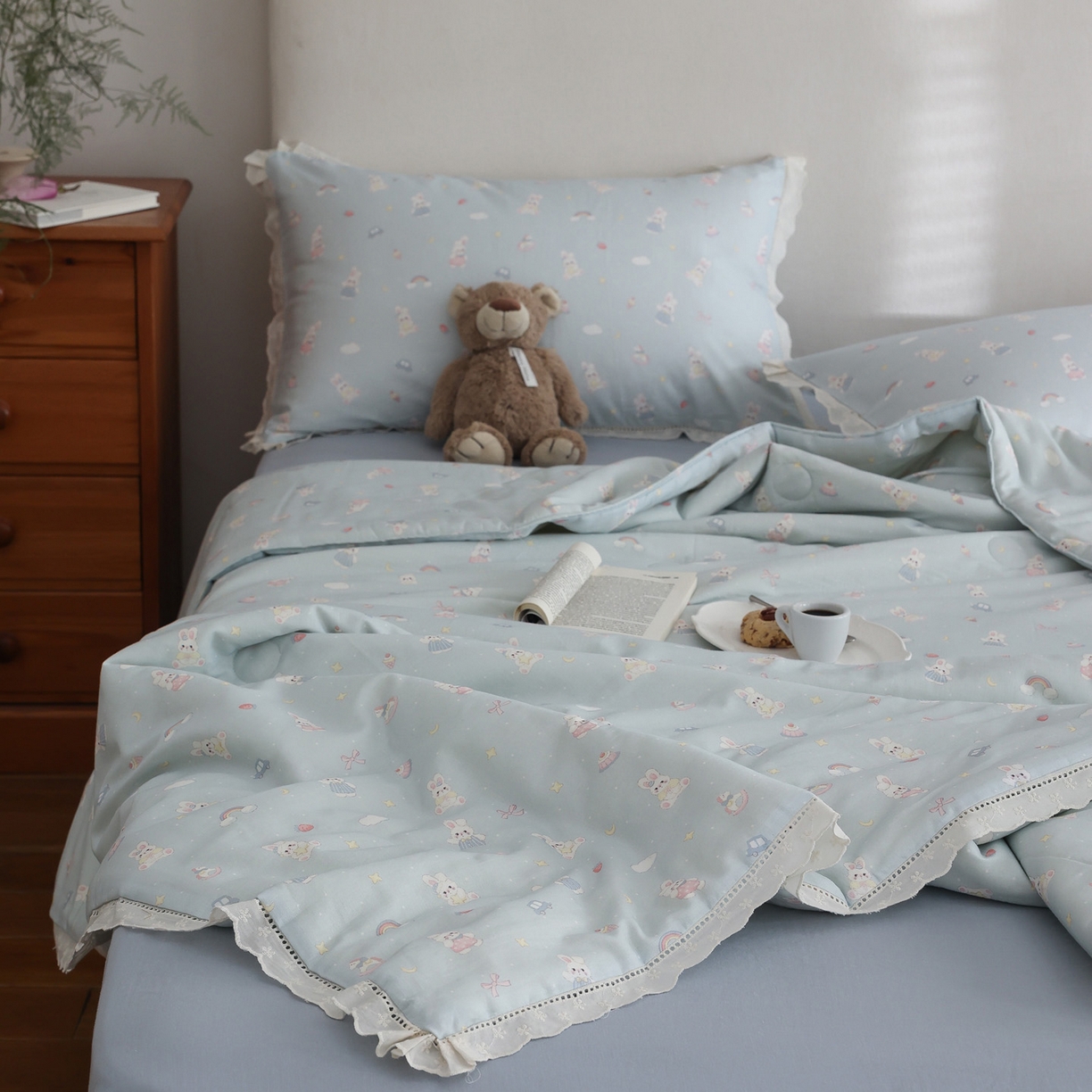 91家纺网 家纺一手货源 找家纺 万盛家纺 2026新款全棉双层纱花边印花夏被空调被夏凉被 兔子欢喜