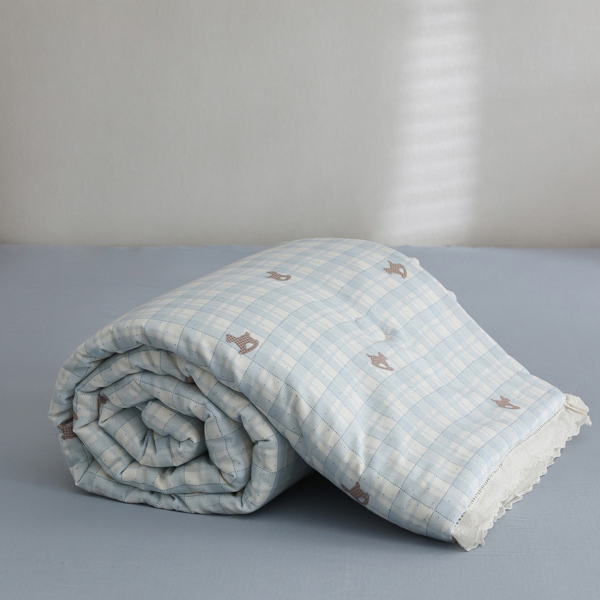 91家纺网 家纺一手货源 找家纺 万盛家纺 2026新款全棉双层纱花边印花夏被空调被夏凉被 摇摇木马