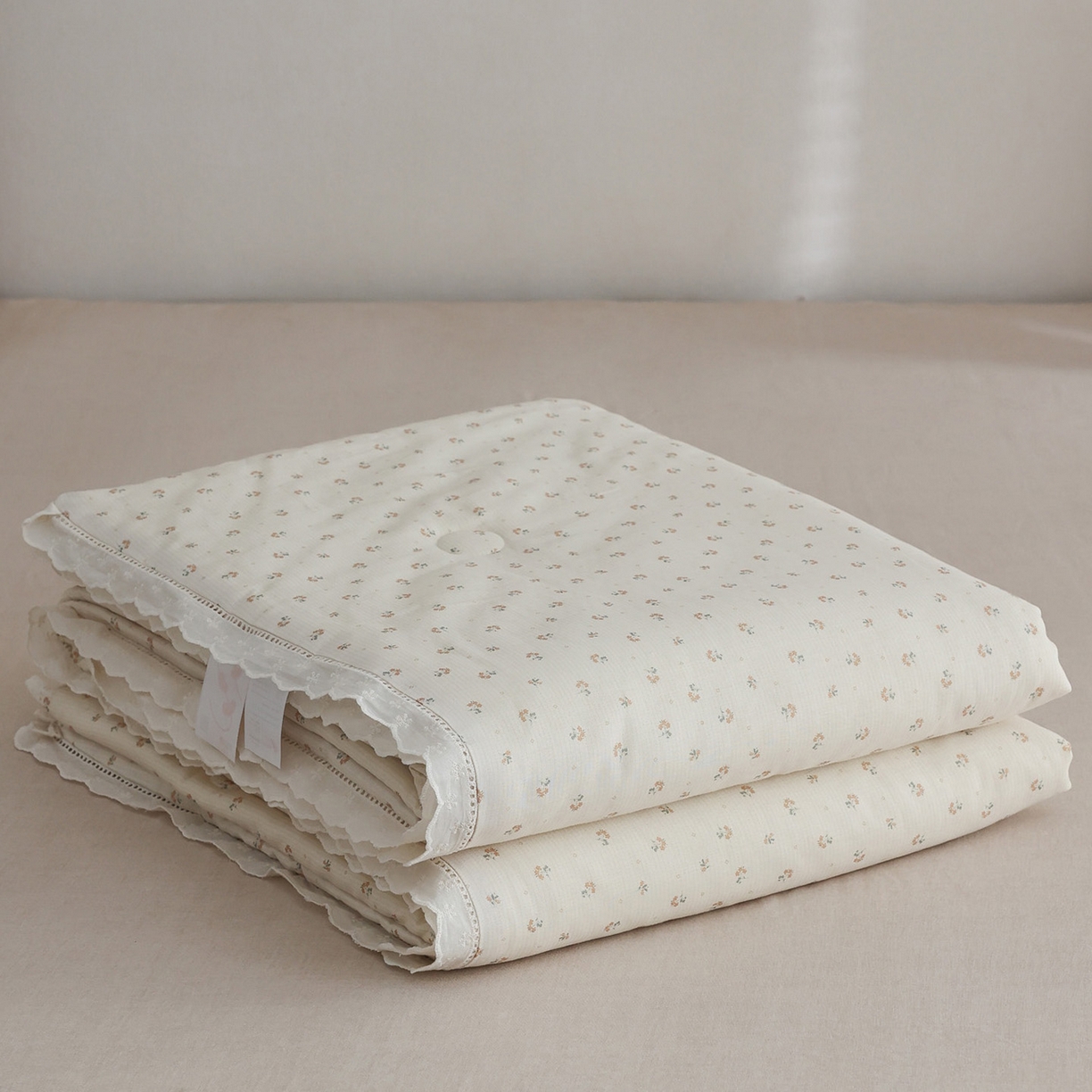 91家纺网 家纺一手货源 找家纺 万盛家纺 2026新款全棉双层纱花边印花夏被空调被夏凉被 浅陌