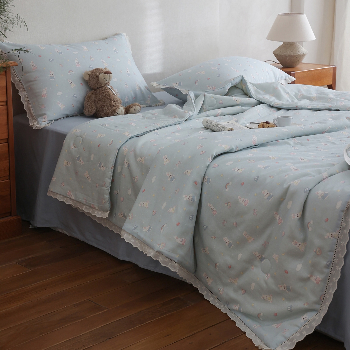 91家纺网 家纺一手货源 找家纺 万盛家纺 2026新款全棉双层纱花边印花夏被空调被夏凉被 兔子欢喜