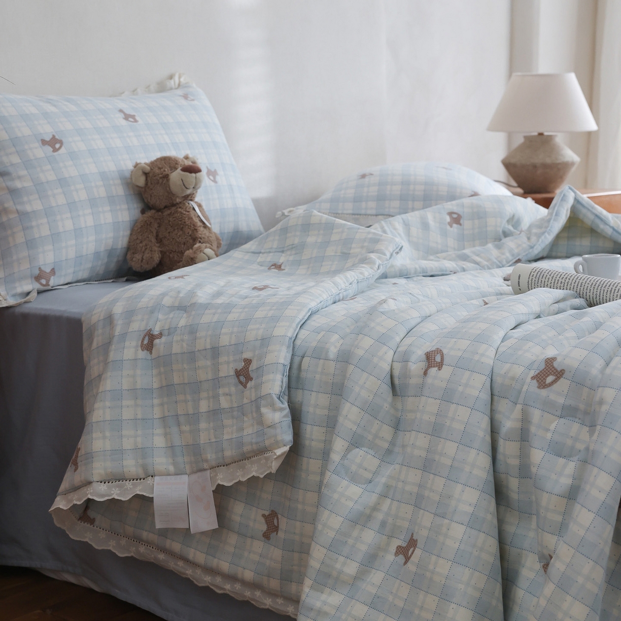 91家纺网 家纺一手货源 找家纺 万盛家纺 2026新款全棉双层纱花边印花夏被空调被夏凉被 摇摇木马