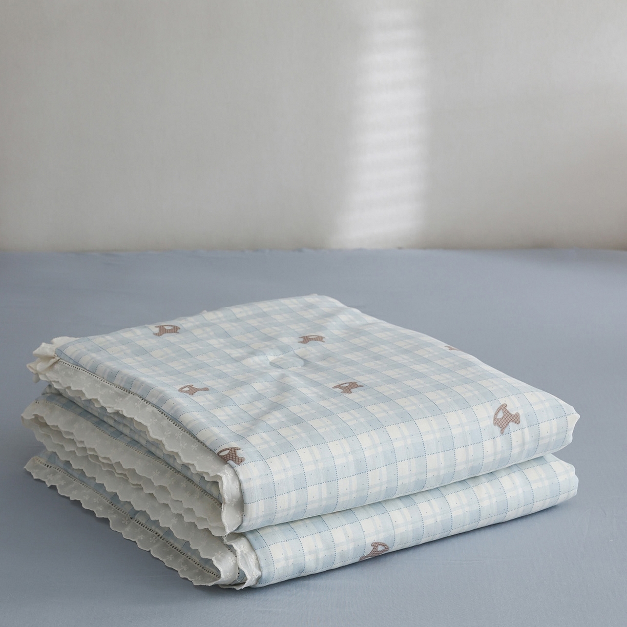 91家纺网 家纺一手货源 找家纺 万盛家纺 2026新款全棉双层纱花边印花夏被空调被夏凉被 摇摇木马