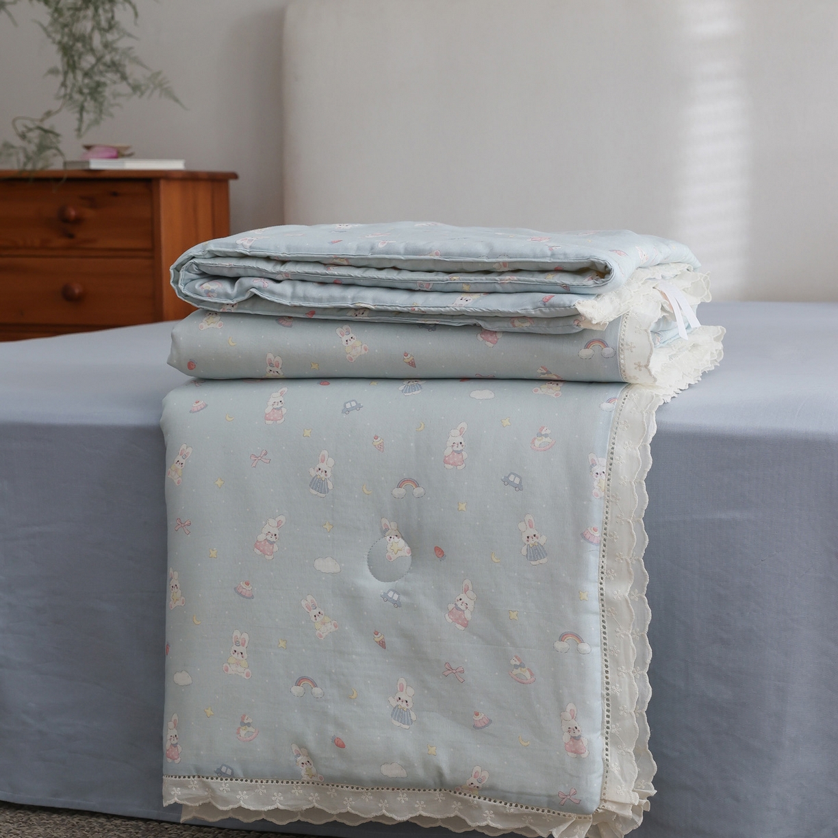 91家纺网 家纺一手货源 找家纺 万盛家纺 2026新款全棉双层纱花边印花夏被空调被夏凉被 兔子欢喜