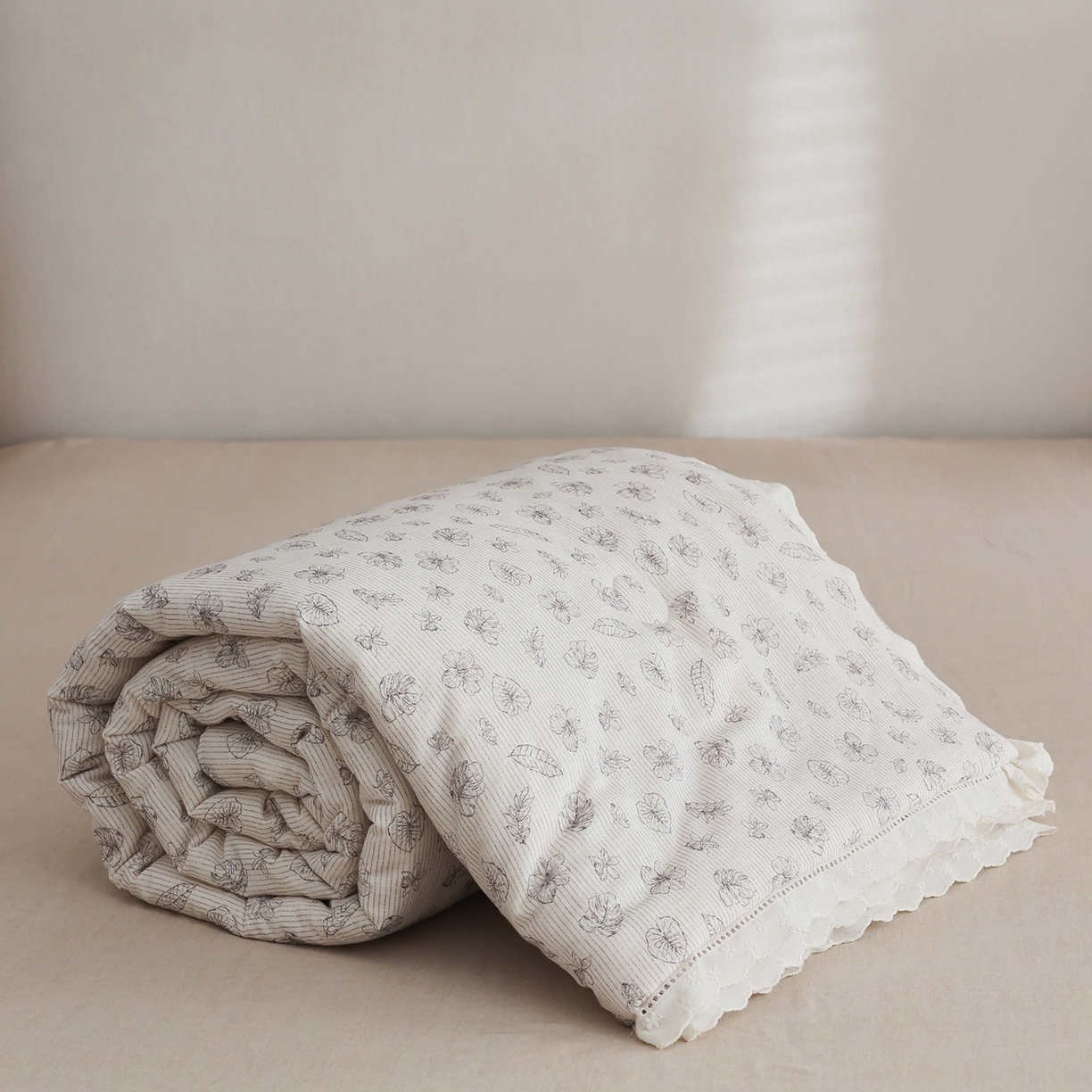 91家纺网 家纺一手货源 找家纺 万盛家纺 2026新款全棉双层纱花边印花夏被空调被夏凉被 素颜